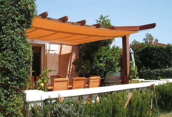 Voile d’ombrage Coolaroo installée sur une pergola