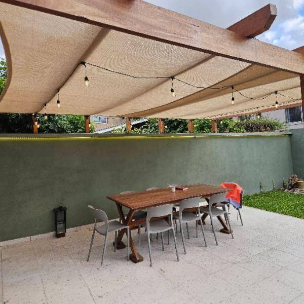 Voile d’ombrage créant de l’ombre sur une terrasse et un jardin