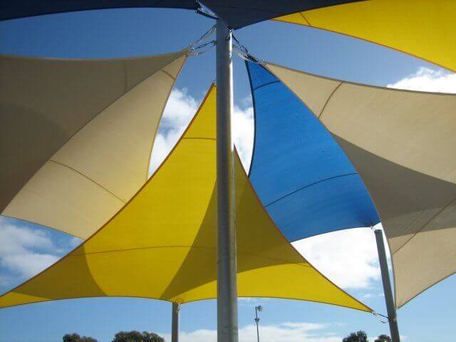 installation voile d’ombrage jardin avec fixations